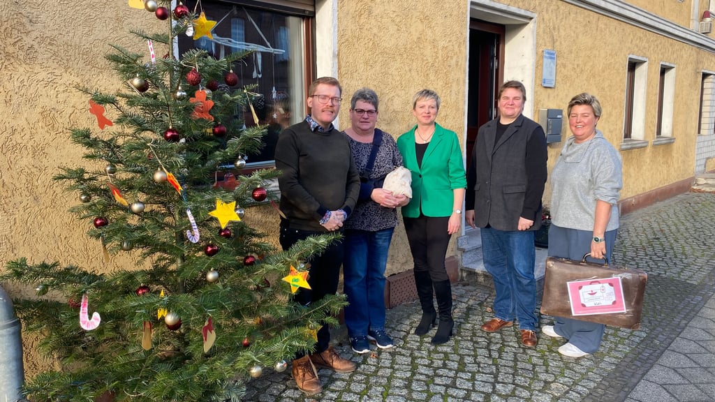 Neben dem von der Kita geschmückten Baum freuen sich Michael Nachtweide, Kathleen Schwindack, Corinna Lange, Rebekka Prozell und Stephanie Reichert-Riemann (v.l.) über die Spende für das Hospiz in Jerichow.