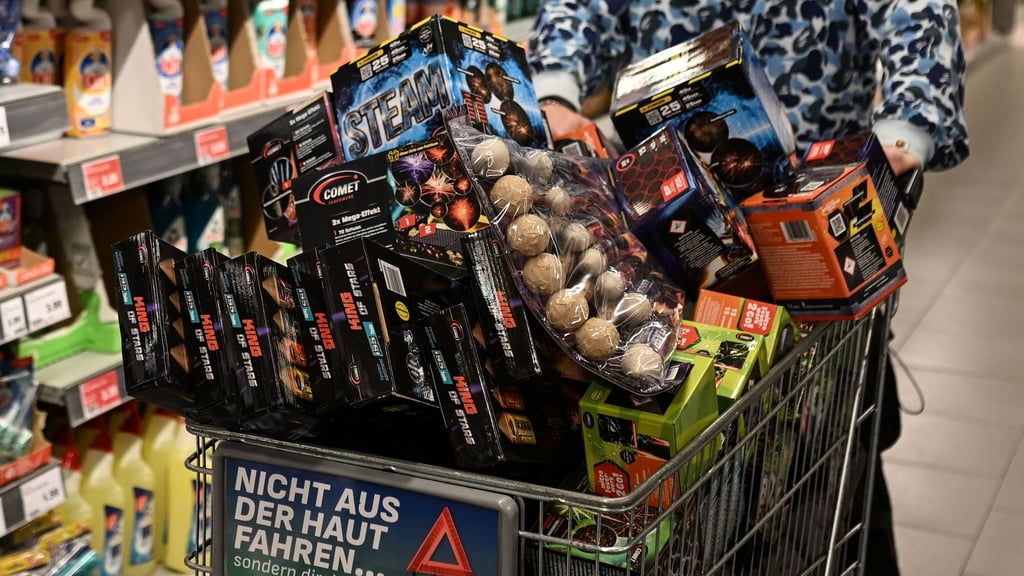Der Verkauf von Silvester-Feuerwerkskörpern ist wieder erlaubt - die ersten Kunden stürmten schon um Mitternacht die Geschäfte.