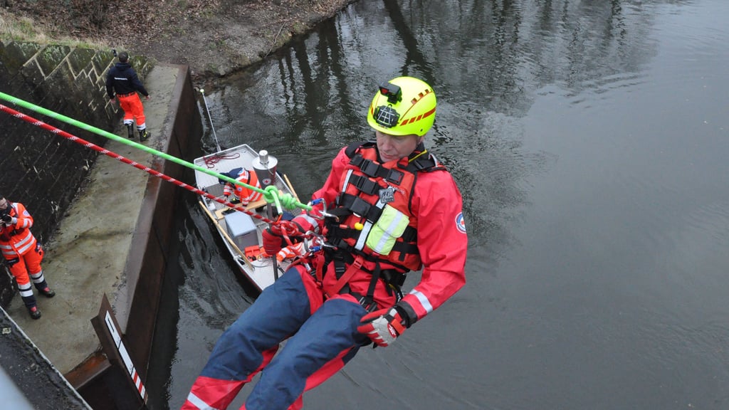 Jens Hofmann wurde 2024 im Rahmen eines Fackellaufs von Deutschland nach Italien von der Brücke über den Niegripper Kanal abgeseilt.