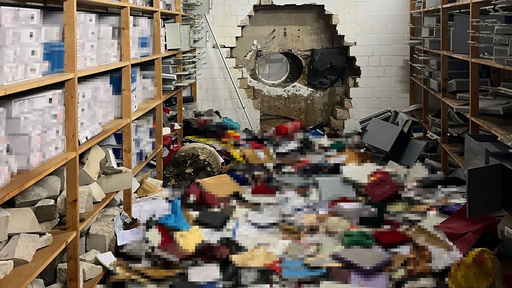 Zahlreiche Unterlagen liegen auf dem Boden des Tresorraums.