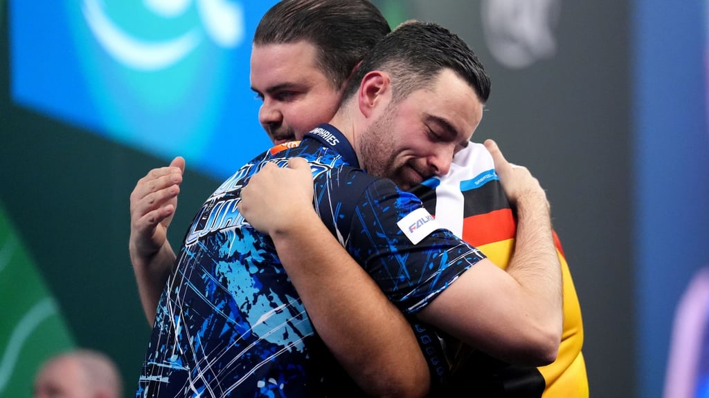 Humphries (l) macht Clemens Komplimente.