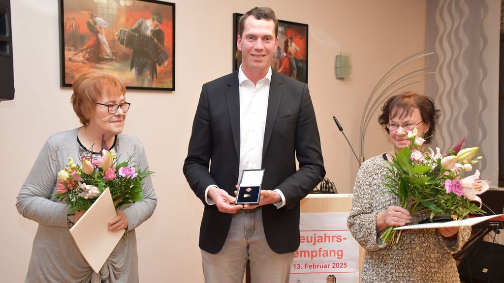 Landrat Steffen Burchhardt mit  Geehrten beim Genthiner Neujahrsempfang 2025