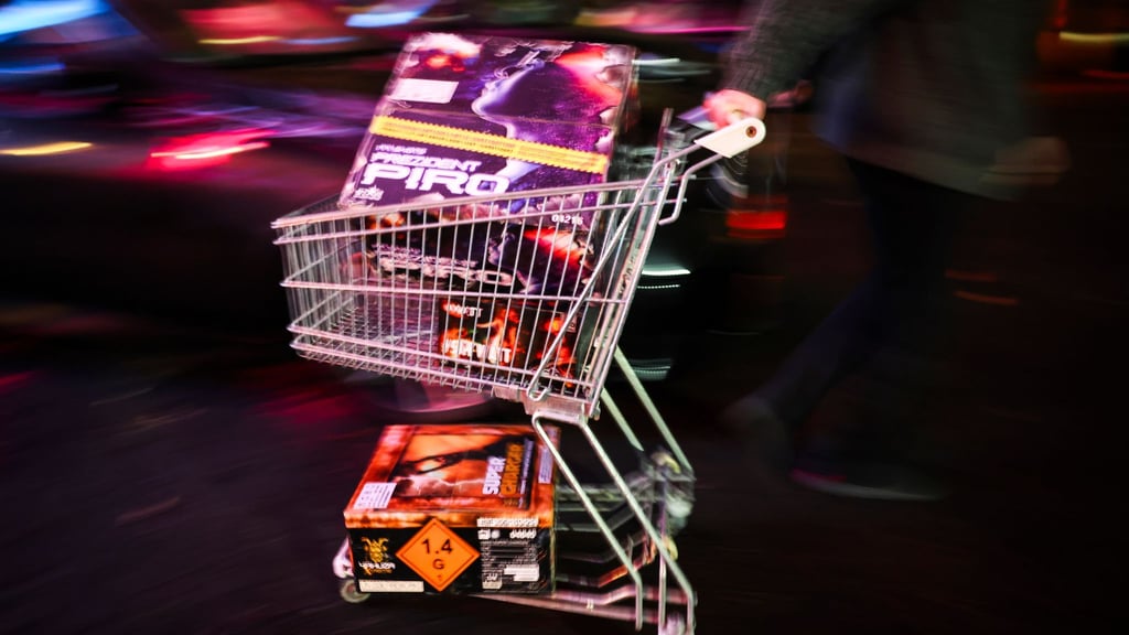 Feuerwerkskäufer werden in Thüringen zweimal für Einbrecher gehalten. (Symbolbild)
