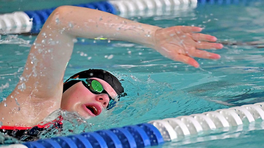 Die Teilnehmer ziehen beim 100 mal 100 Meter Schwimmen im Ascherslebener Ballhaus eine Bahn nach der anderen.