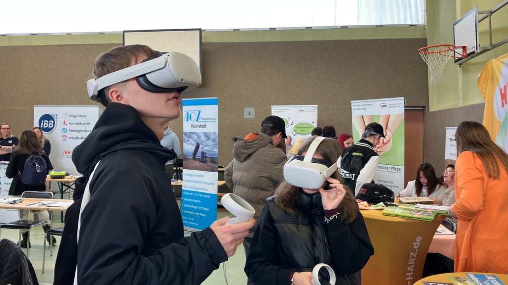 Bei der Azubi-Hausmesse 2025 in der Sekundarschule Ermsleben führte die Agentur Ideengut Halberstadt Schüler mit VR-Brillen auf die Baustelle des Global Parts Center von Daimler Truck in Halberstadt.