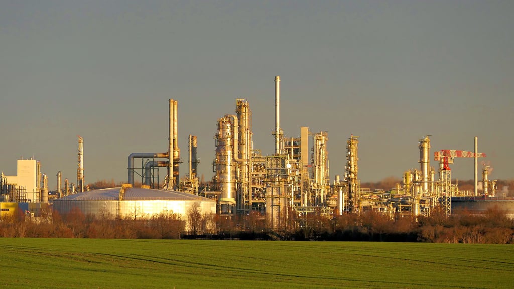 Zwei Mal am Tag müssen die Tanks der TotalEnergies-Raffinerie in Leuna kontrolliert werden. Das soll künftig aus der Luft passieren. 