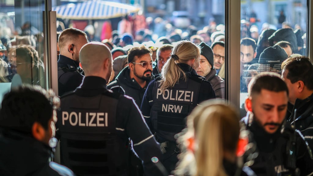 Polizeieinsatz an der Sparkassenfiliale in Gelsenkirchen-Buer. Eine große Menschenmenge versammelte sich vor der Filiale.