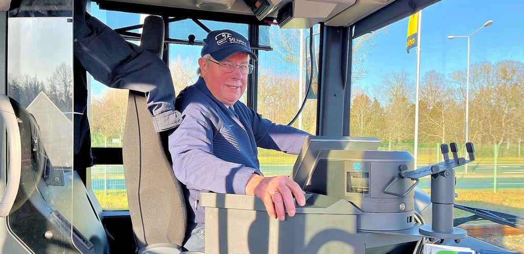 Fühlt sich auch im Ruhestand noch hinter dem Steuer wohl – der Busfahrer Axel Reinicke.