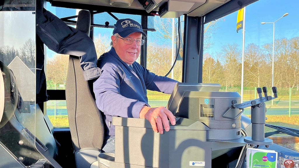 Fühlt sich auch im Ruhestand noch hinter dem Steuer wohl – der Busfahrer Axel Reinicke.