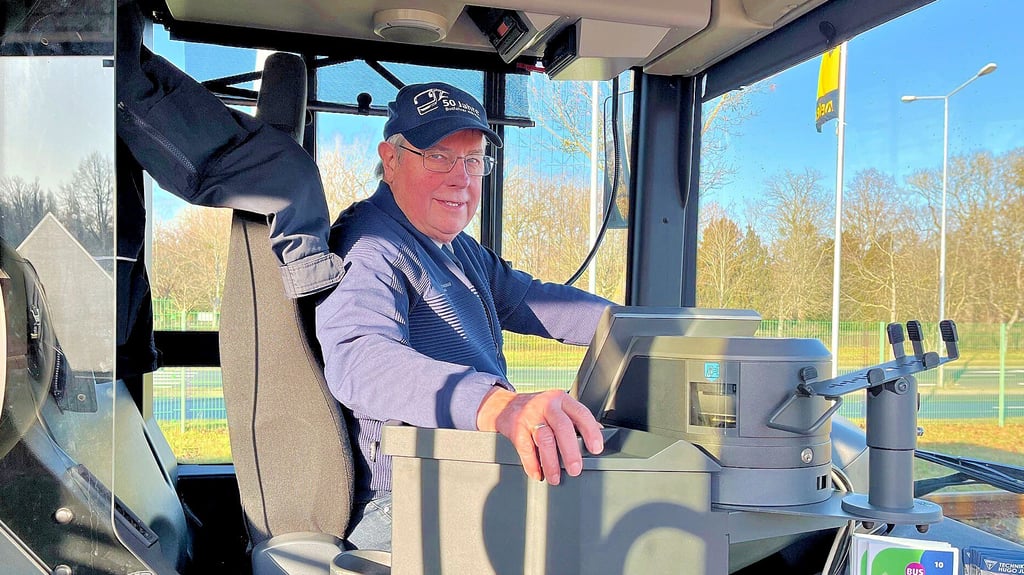 Fühlt sich auch im Ruhestand noch hinter dem Steuer wohl – der Busfahrer Axel Reinicke.