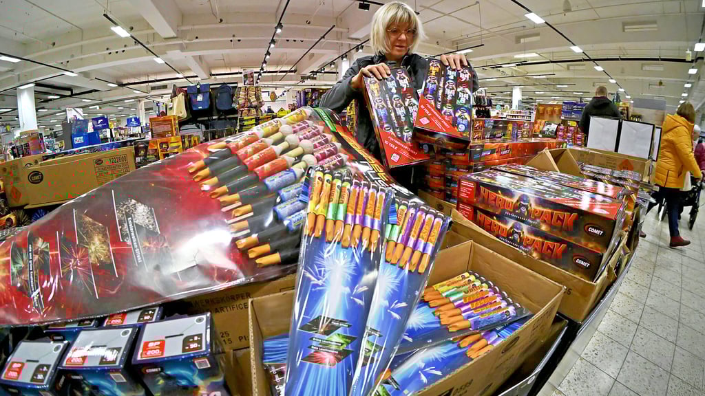 Der Feuerwerksverkauf im Ascherslebener E-Center ist auch in diesem Jahr gut angelaufen. Besonders hoch ist Nachfrage nach großen Batteriefeuerwerken. 