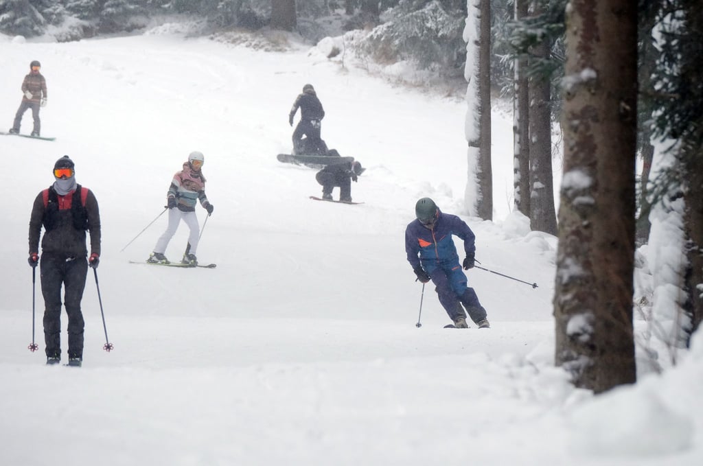 Nach langem Warten ist am Fichtelberg die erste Skipiste geöffnet.