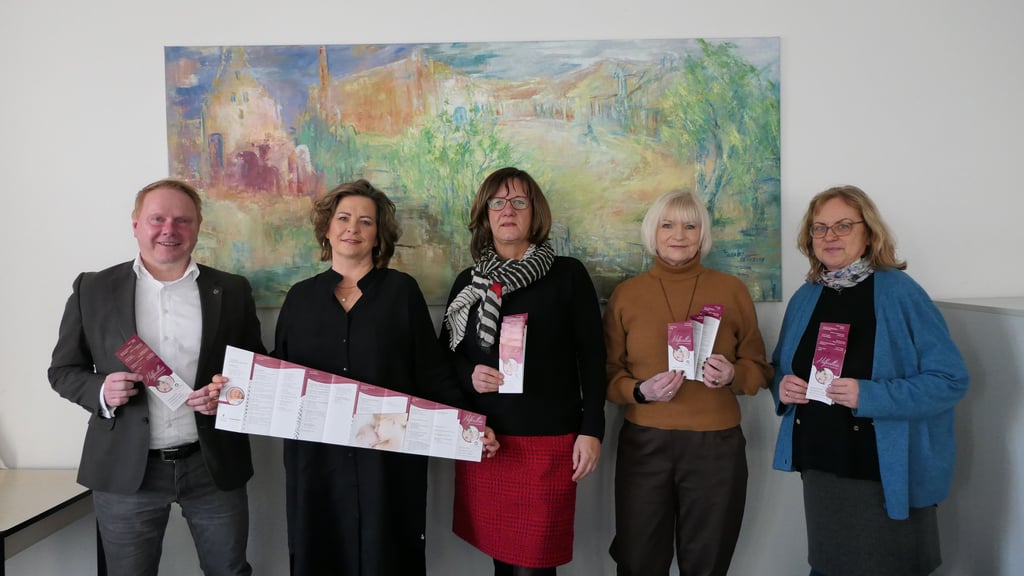 Landrat Steve Kanitz, Sachgebietsleiterin Susann Meinecke, Jugendamtsleiterin Anke Siebentaler, Frau Hoffmann von Horizont – Ambulante Hilfen und Frau Schnöckel vom Familienhof Salzwedel (von links) mit dem neuen Hilfeatlas.