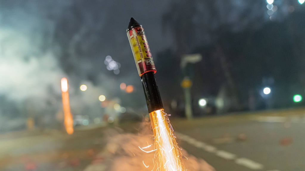 In Wernigerode im Harz ist am Montagabend, 29. Dezember, eine Silvesterrakete unter einem fahrenden Auto explodiert.