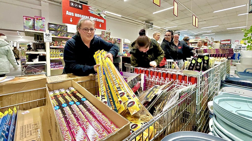 Verkaufsstart von Feuerwerk: Im Discounter Thomas Phillips in Dessau-Roßlau sind Batterien  in diesem Jahr besonders beliebt.