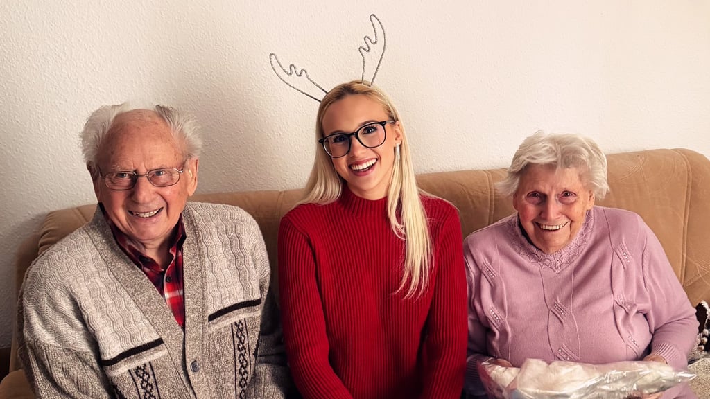 „Miss Deutschland“-Kandidatin Karoline Freya Kühne überraschte im Humanas-Wohnpark in Meisdorf das Ehepaar Axel und Irmgard Stallmann  mit Geschenken. 
