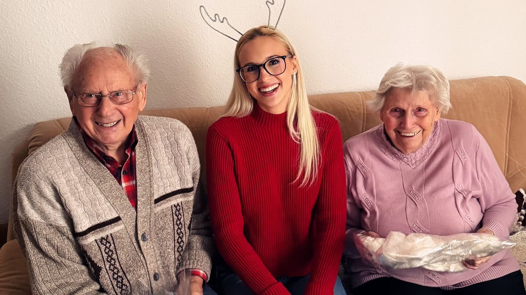 „Miss Deutschland“-Kandidatin Karoline Freya Kühne überraschte im Humanas-Wohnpark in Meisdorf das Ehepaar Axel und Irmgard Stallmann  mit Geschenken. 