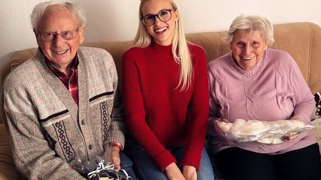 „Miss Deutschland“-Kandidatin Karoline Freya Kühne überraschte im Humanas-Wohnpark in Meisdorf das Ehepaar Axel und Irmgard Stallmann  mit Geschenken. 