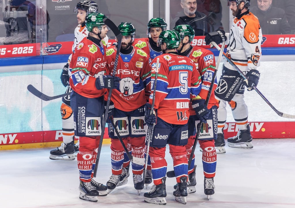 Die Eisbären Berlin müssen erneut auf zwei wichtige Profis verzichten. (Archivbild)