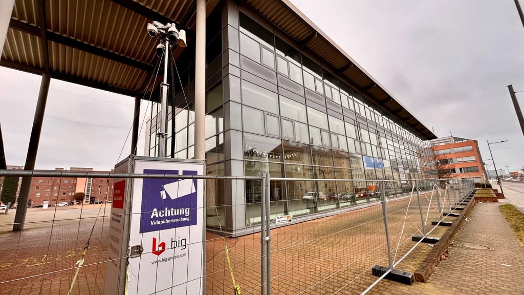 Die markante Glasfront kennzeichnet das Autohaus in der Merseburger Straße.