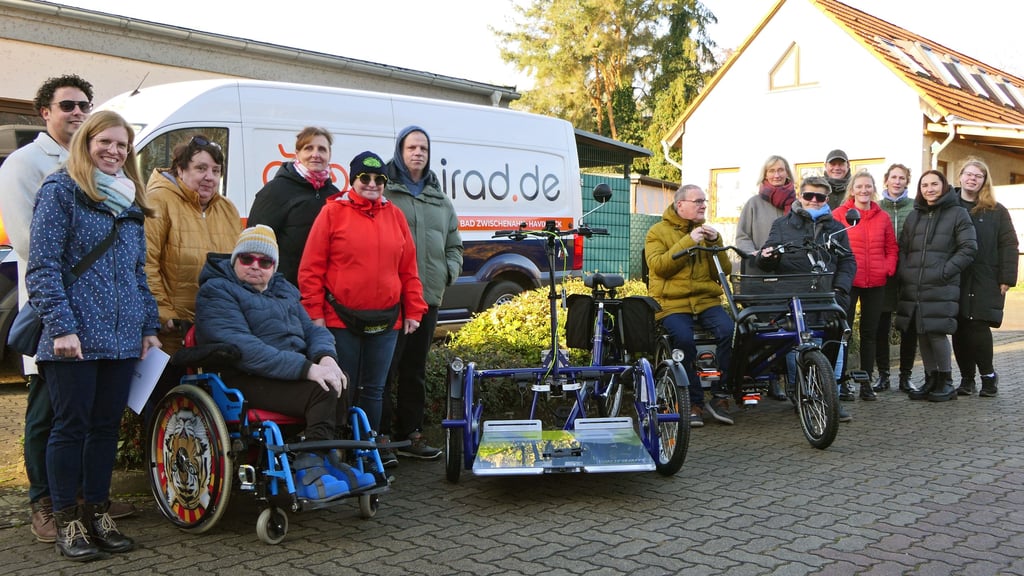 Mitarbeiter und Bewohner der Matthias-Claudius-Haus-Stiftung in Oschersleben haben zwei Spezialfahrräder in Betrieb genommen. 