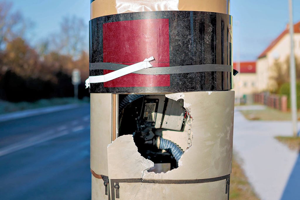 Vermutlich mit Pyrotechnik ist die Blitzersäule an der B2 in Droßdorf über Weihnachten beschädigt worden.