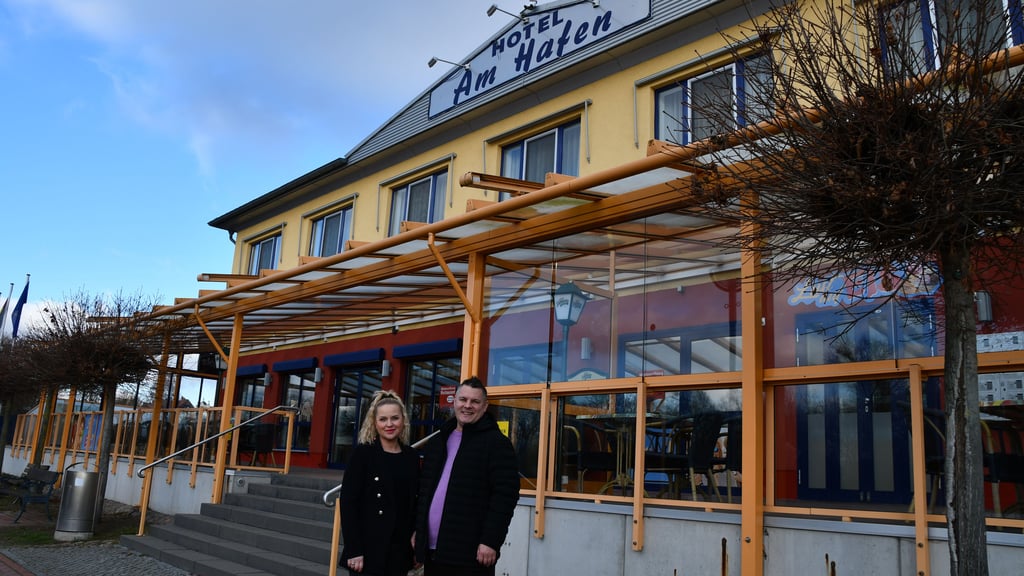 Agnieszka und Markus Hinz haben im Sommer 2025 das „Hotel am Hafen“ in Havelberg übernommen. Nun freuen sie sich, dass bald auch der Restaurantbetrieb samt Eisverkauf wieder losgeht. 