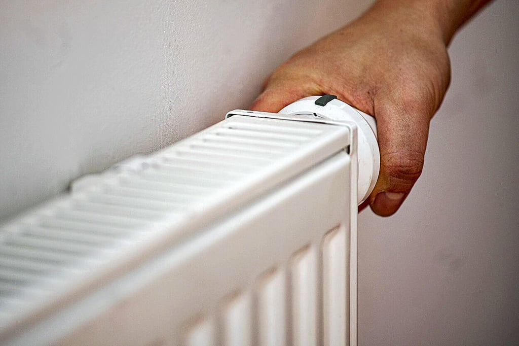 Wenn der Thermostat aufgedreht ist und der Heizkörper kalt bleibt, muss meist der Notdienst einer Firma oder des Fernwärme-Versorgers ran.