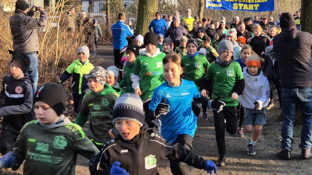 Über 200 Läufer sind beim Silvesterlauf im Volkspark Genthin an den Start gegangen.
