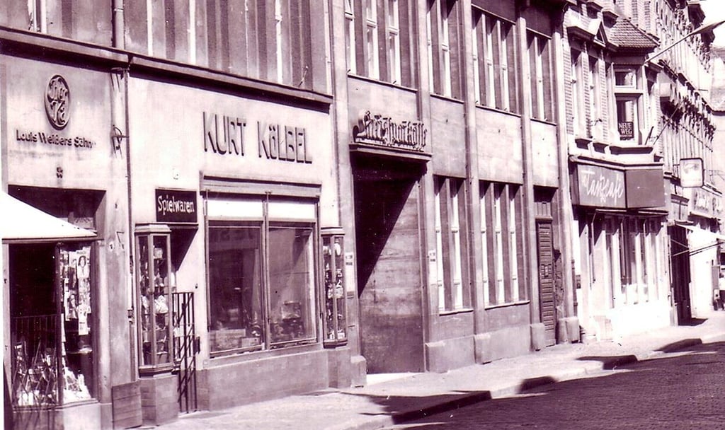 1971 gab es in der Wendischen Straße noch das Spielwarengeschäft Kölbe neben der Kreissparkasse. Bald darauf zog  der „Flacon“ der HO ein.  