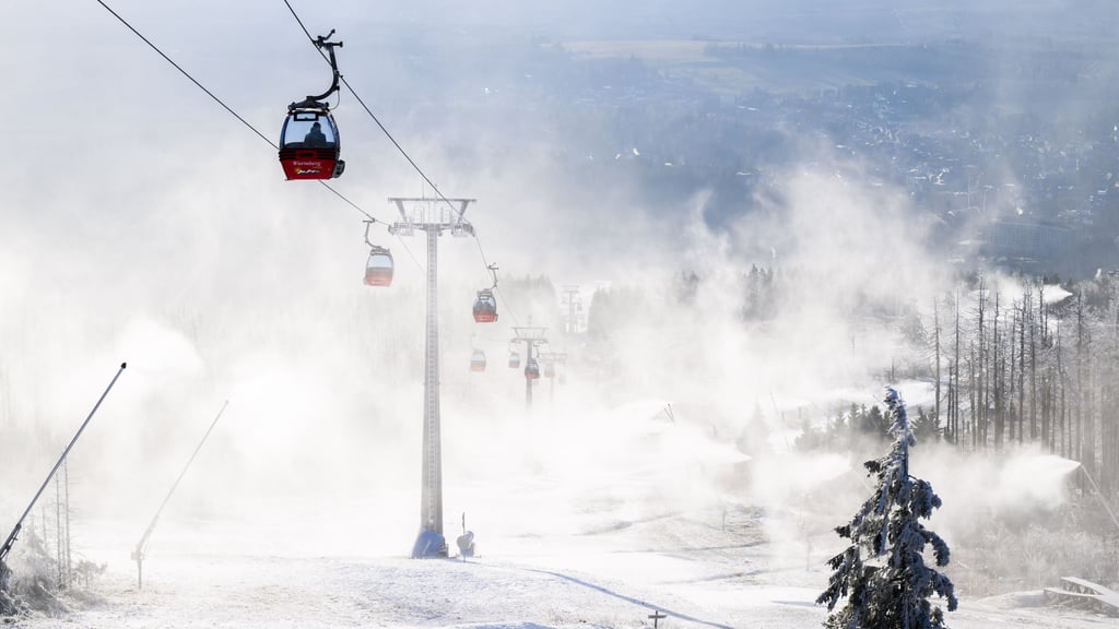 Schneekanonen beschneien Skipisten an der Wurmberg-Seilbahn. Die ersten Ski- und Rodellifte im Harz könnten in wenigen Tagen in Betrieb gehen. (Foto)