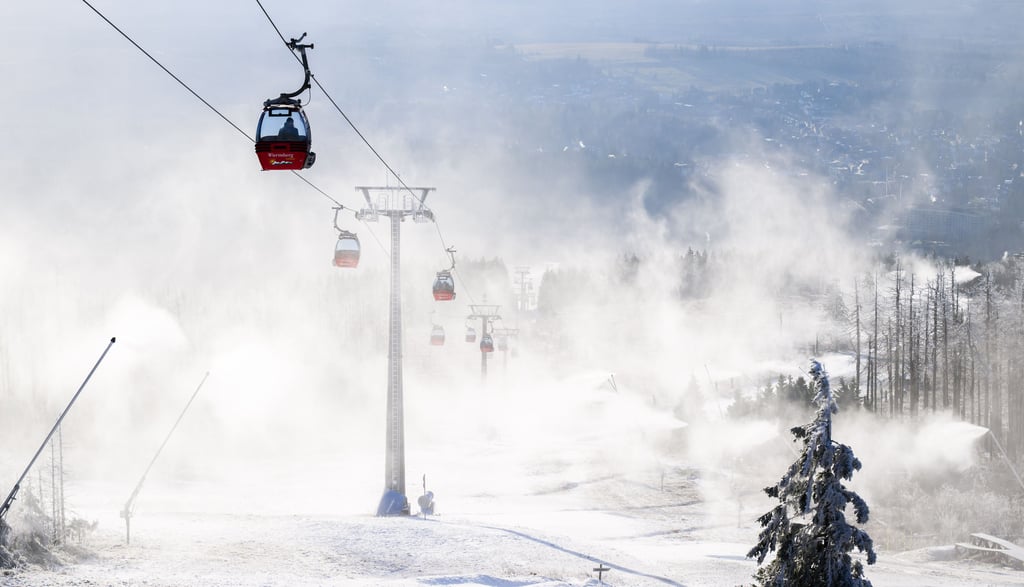 Schneekanonen beschneien Skipisten an der Wurmberg-Seilbahn. Die ersten Ski- und Rodellifte im Harz könnten in wenigen Tagen in Betrieb gehen. (Foto)