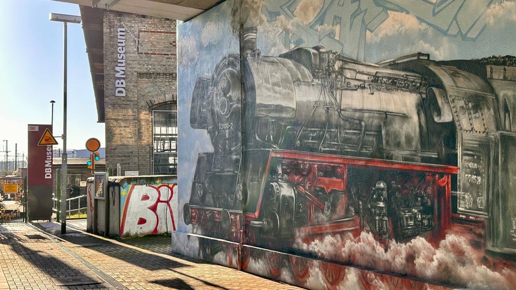 Ein Blick auf alte Dampfloks am und im DB Museum in Halle gibt es derzeit nur durch die Gestaltung der Pfeiler der Bahnbrücke.