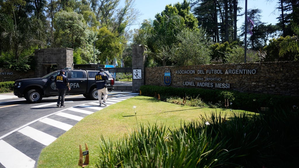 Die Polizei durchsucht den Sitz von Argentiniens Fußballverband
