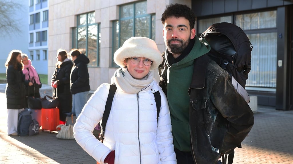 Auf nach Prag: Lydia Schabirowsky und Sami Delaventur warten in Halle auf den Flixbus.