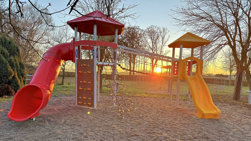 34.000 Euro hat der neue Kletterturm auf dem Spielplatz in Düsedau gekostet – so viel Geld sollten die Windräder dem Ort in einem Jahr einbringen.