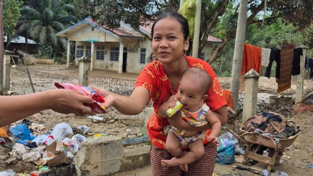 Eine Mutter mit Kind freut sich über die Spenden, die mithilfe der Aktion gesammelt wurden.