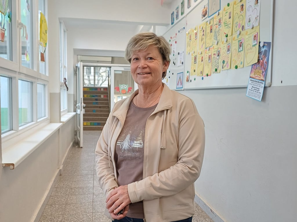 Kerstin Böker im Flur ihrer Grundschule in Magdeburg. 17 Nationen lernen hier in der Alten Neustadt von Magdeburg unter einem Dach.