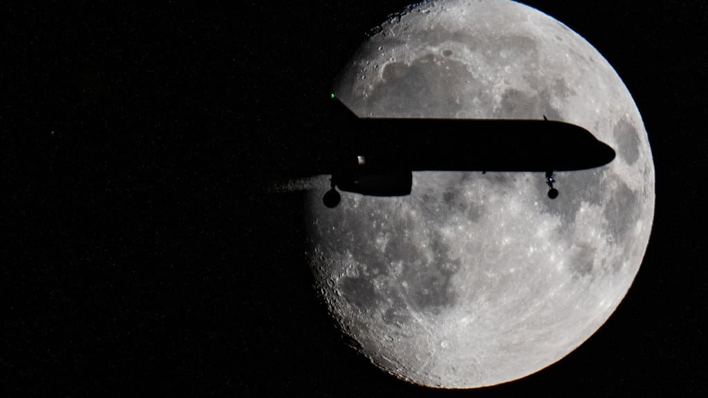 Ein paar Stunden im Flieger - und plötzlich ist wieder 2025: Auf einigen Linienflügen erlebt man genau das.