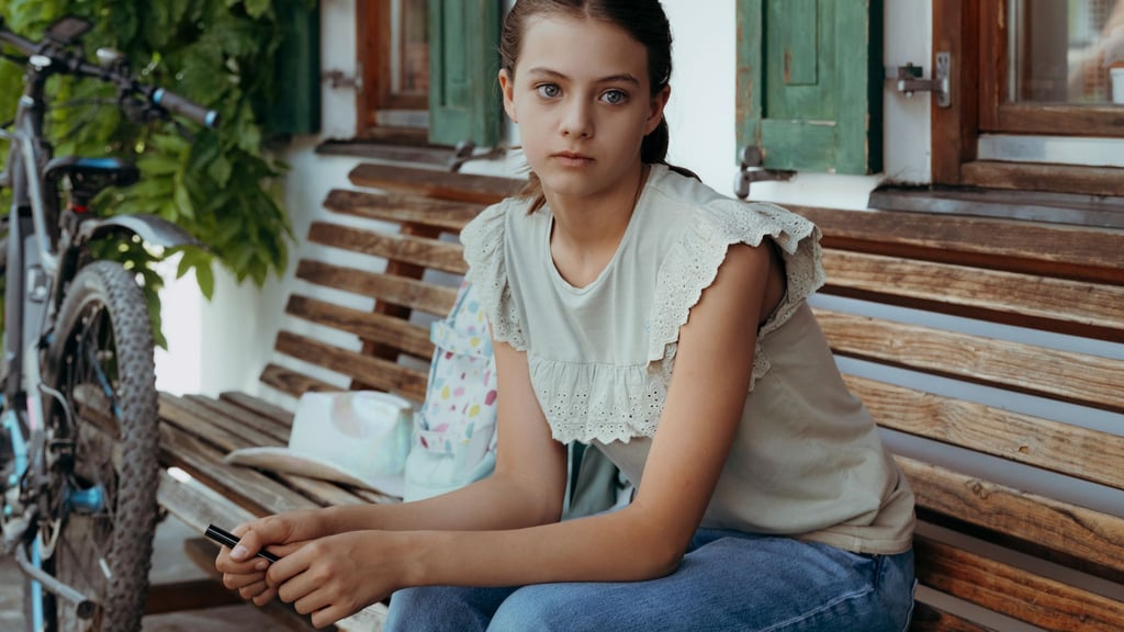 Sophia Gruber (Ylvi Unertl) macht sich Sorgen um den Gesundheitszustand ihrer neuen Freundin Mia. „Der Bergdoktor“ geht in die 19. Staffel.