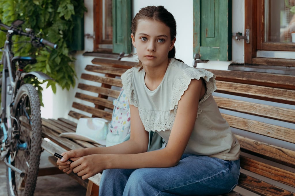 Sophia Gruber (Ylvi Unertl) macht sich Sorgen um den Gesundheitszustand ihrer neuen Freundin Mia. „Der Bergdoktor“ geht in die 19. Staffel.