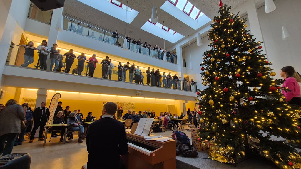 Chorleiter Frank Liegl eröffnet die weihnachtliche Jubiläumsfeier der Schülerfirma „Krea(k)tiv“ mit einem Kurzkonzert für die Besucher und Besucherinnen.