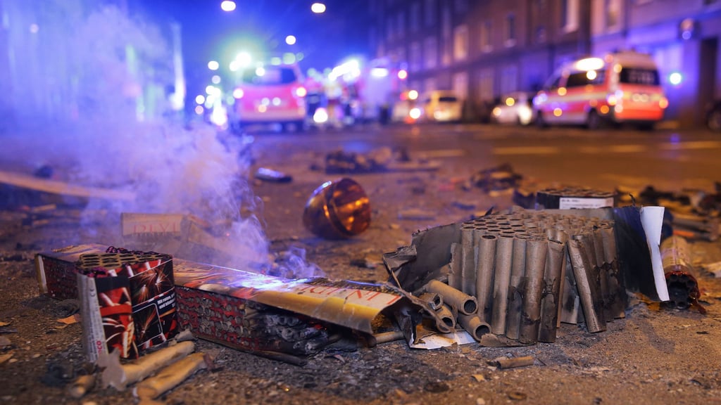 Das Silvesterfeuerwerk ruft immer wieder Rettungskräfte auf den Plan.