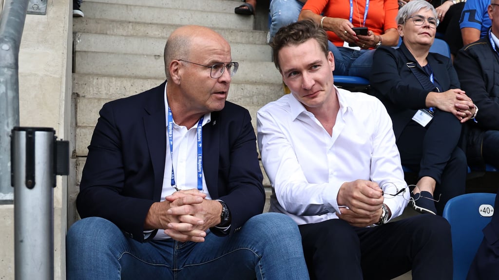 Blickt auf die nächsten Jahre voraus: FCM-Geschäftsführer Martin Geisthardt, hier rechts mit Präsident Jörg Biastoch bei einer Veranstaltung im Sommer 2025.