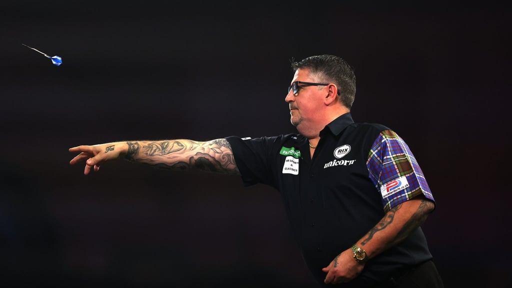 Gary Anderson beim Duell der beiden Giganten.