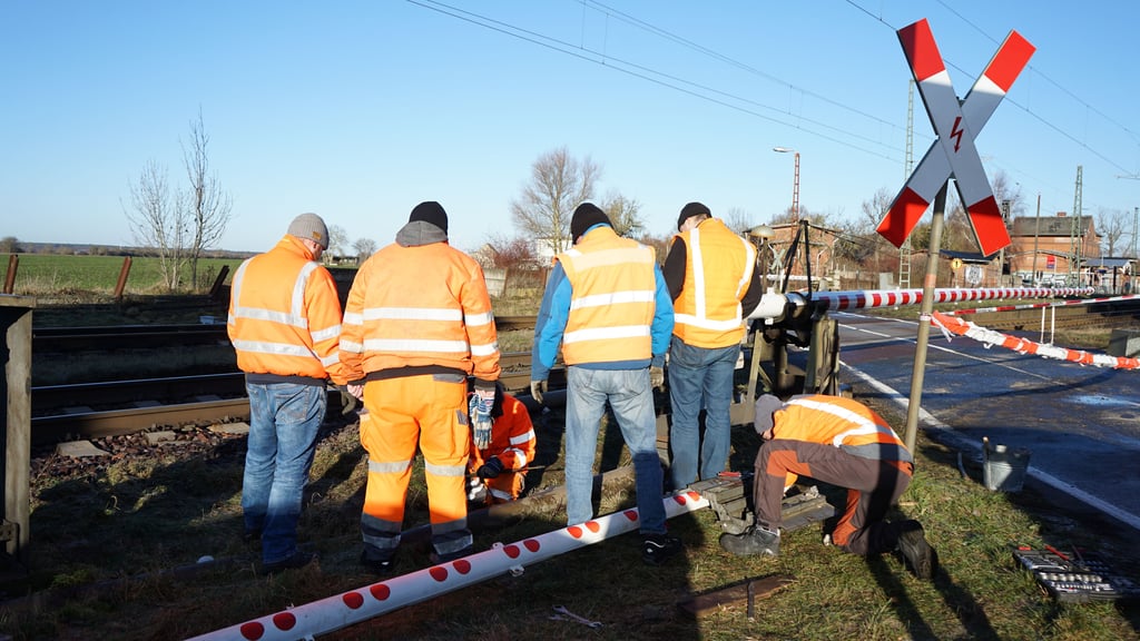 Am Bahnübergang Angern lassen sich die Schranken nicht öffnen.