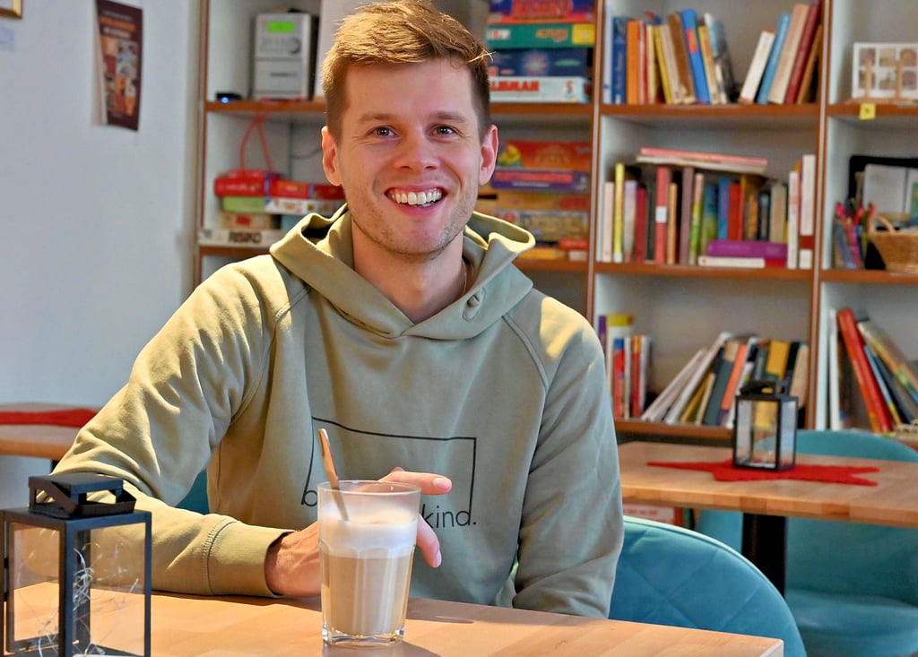 In Stadtfeld-Ost zu Hause, kehrt Volt-Stadtrat Lucas Kemmesies gern in „Ernas Lebensmittelpunkt“ ein.