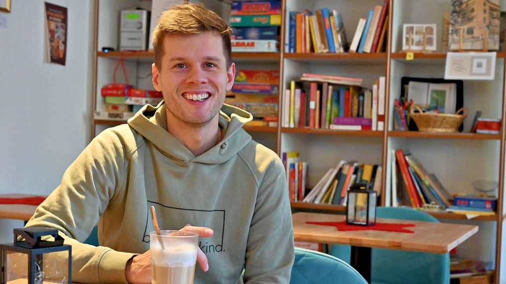 In Stadtfeld-Ost zu Hause, kehrt Volt-Stadtrat Lucas Kemmesies gern in „Ernas Lebensmittelpunkt“ ein.