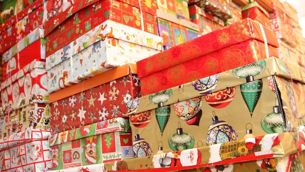 Schön verpackt, aber doch nicht das Richtige - nach dem Fest finden viele Geschenke nochmal ganz neue Besitzer.