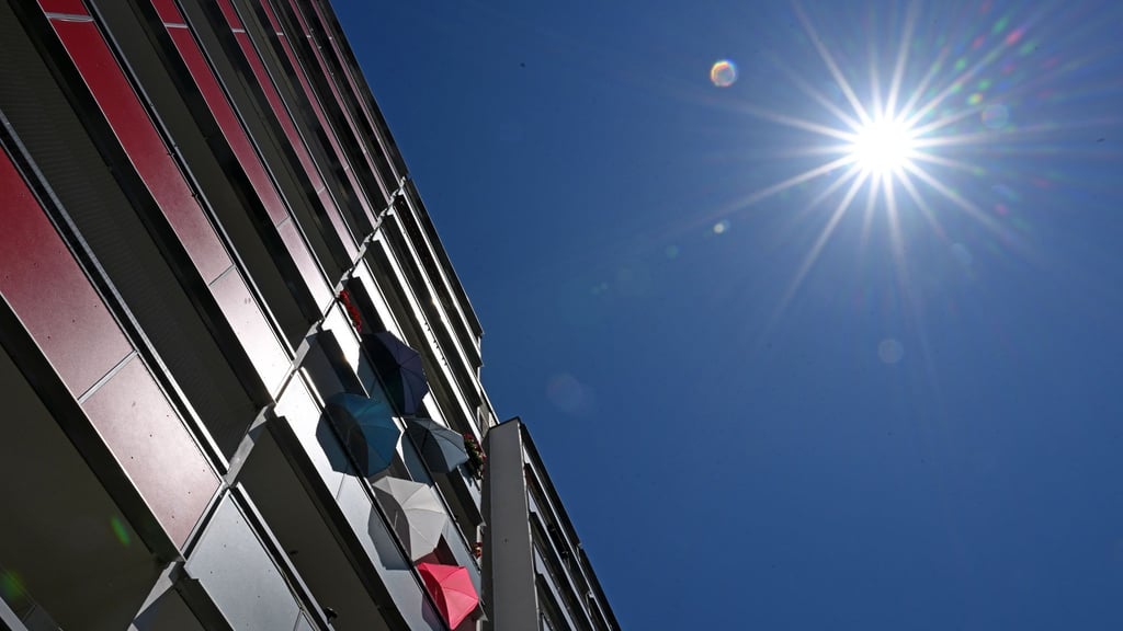 In den vergangenen zwölf Monaten brauchten Menschen eher Sonnen- als Regenschirme. (Symbolbild)